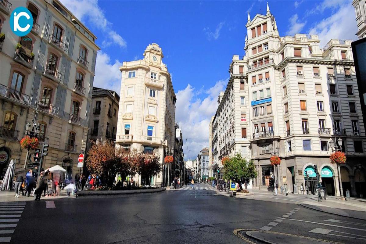 Edificio junto al Ayuntamiento de Granada con vistas 